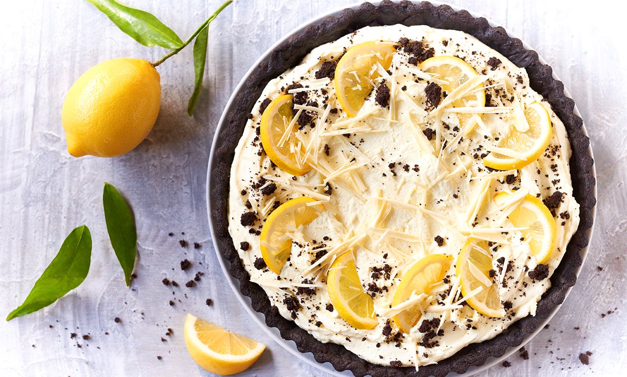 Tarta cytrynowa na czarnym spodzie z czekoladą