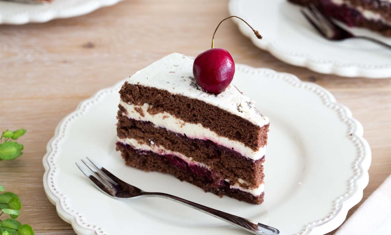 Czekoladowy tort z wiśniami