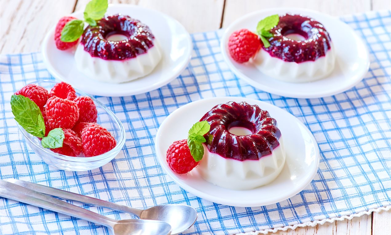 Kokosowa Panna Cotta z owocami leśnymi