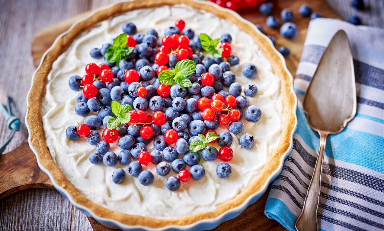 Tarta z kremem jogurtowym i borówkami