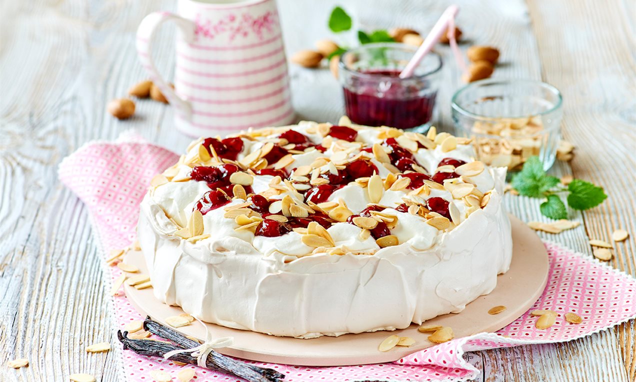 Beza Pavlova z kremem waniliowym i migdałami