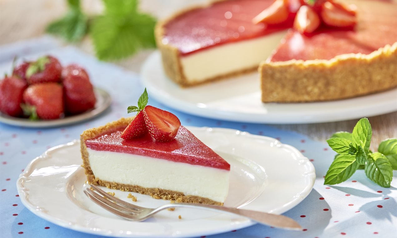 Tarta z musem truskawkowym bez pieczenia
