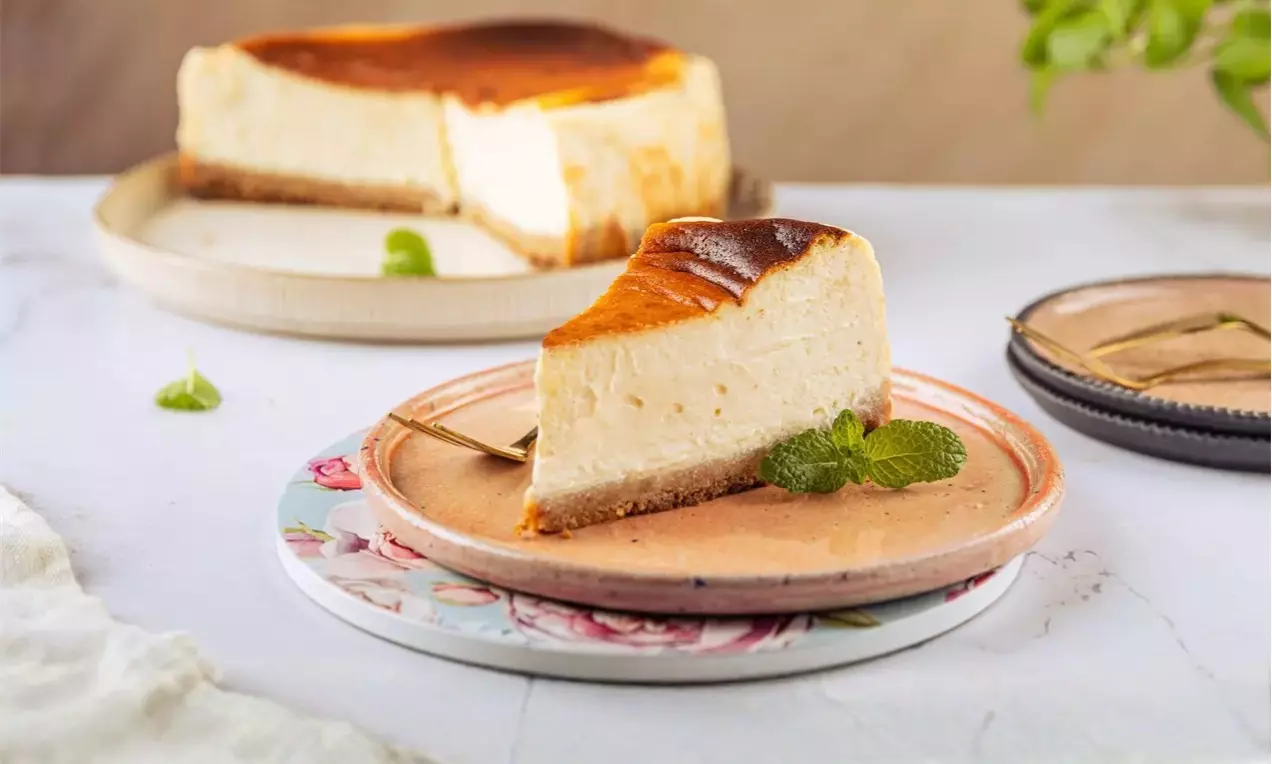 Fotografia przedstawia sernik baskijski