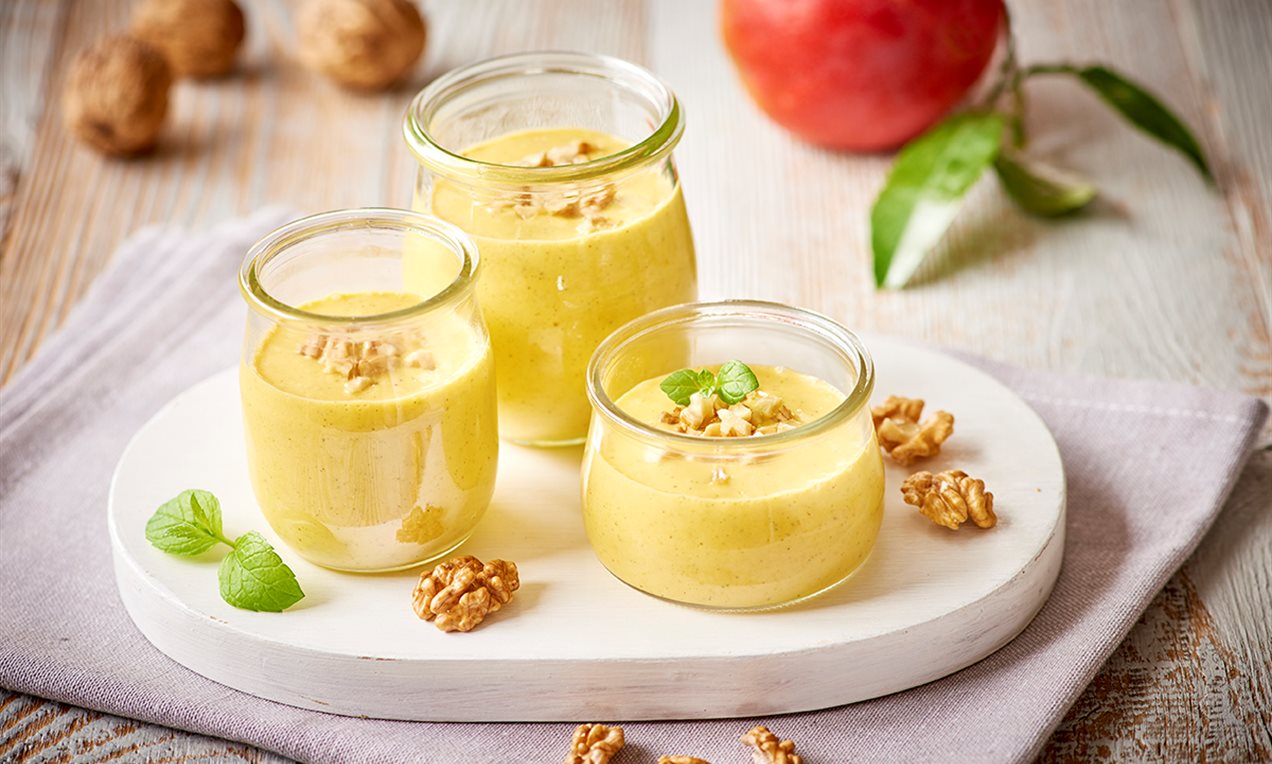 Deser jogurtowy z mango i orzechami
