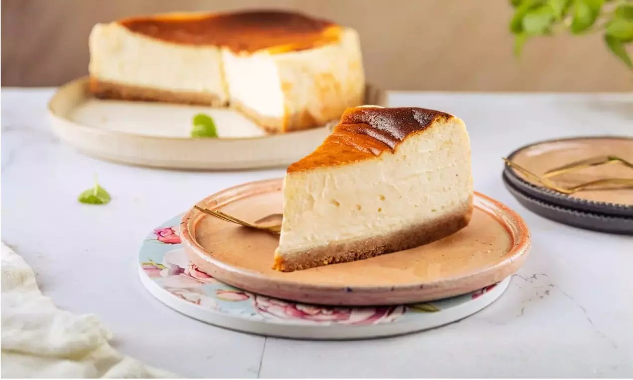 Fotografia przedstawia sernik baskijski