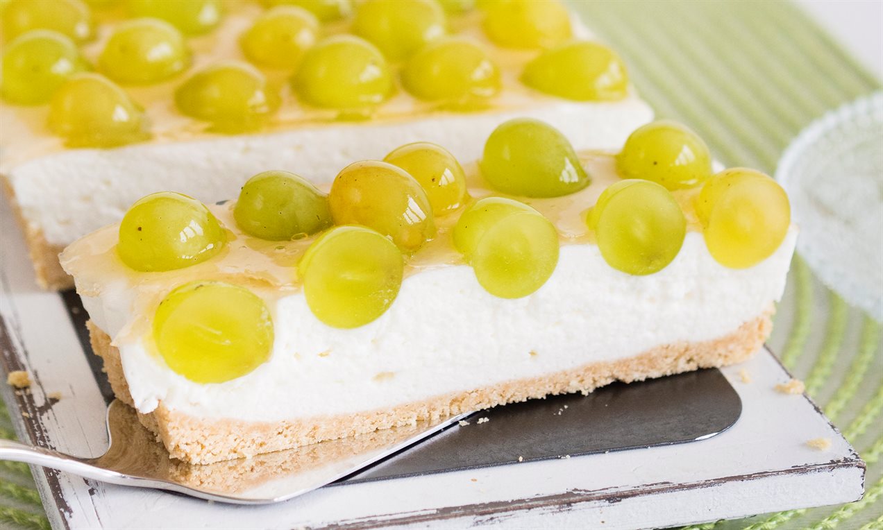 Tarta jogurtowa z winogronami i glazurą jabłkową