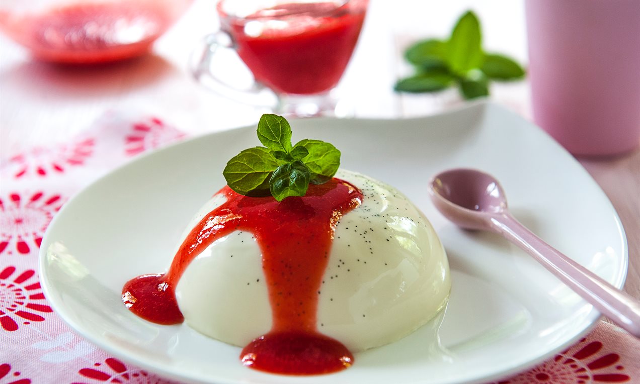 Panna Cotta waniliowa z sosem truskawkowym