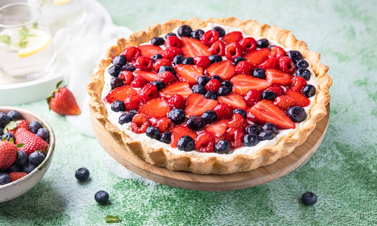Tarta z kremem waniliowym i owocami